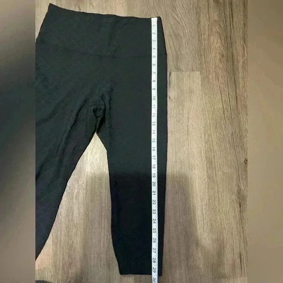 Nike Capri Yoga Black Pants size large strechy material, thick material no show - Picture 8 of 8